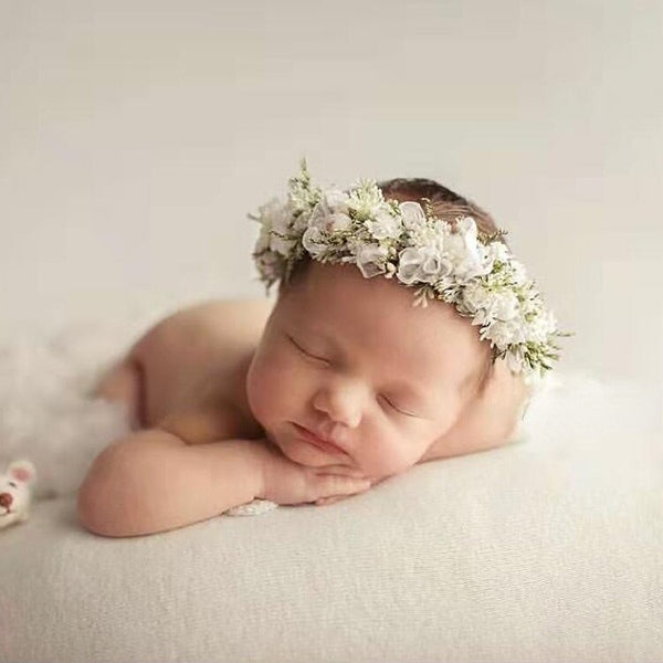Image bébé portant une couronne de fleurs