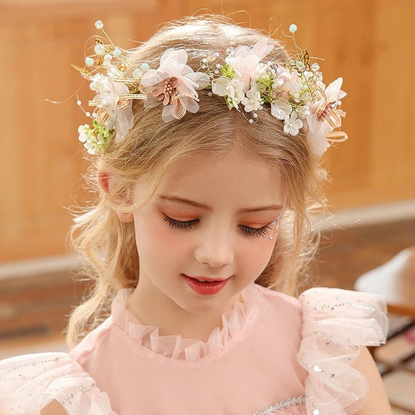 Petite fille portant une couronne de fleurs