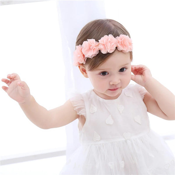 Bébé portant un serre tête fleur