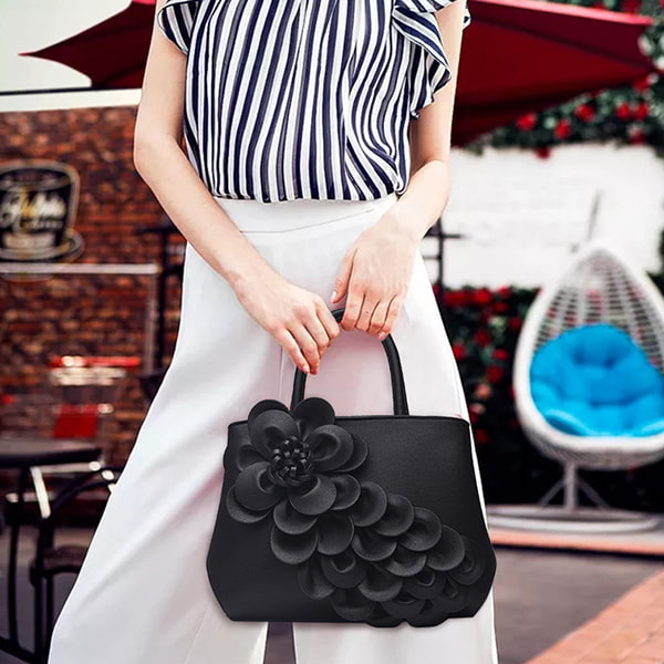 Femme portant le sac à main avec fleur en relief
