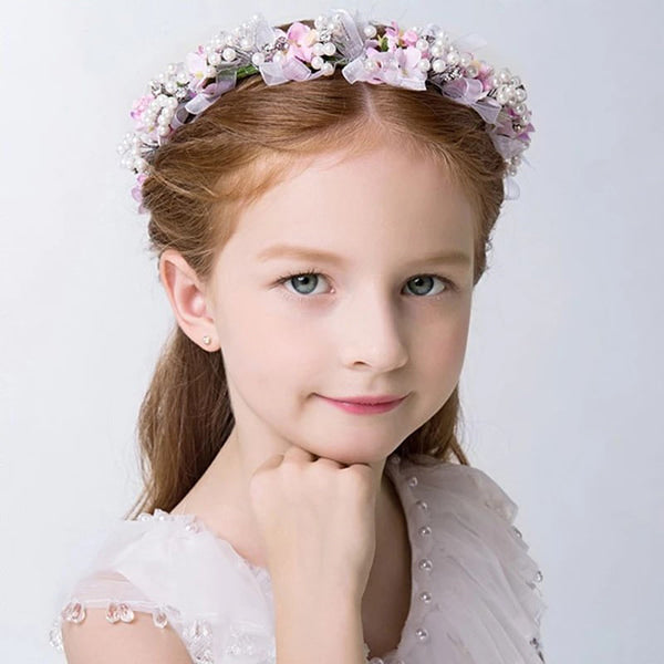 Image enfant portant une couronne de fleurs